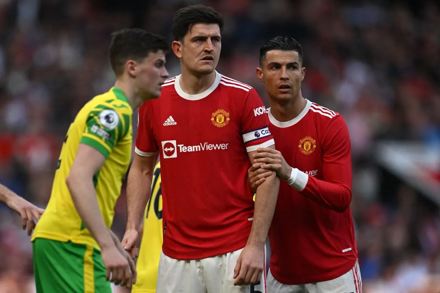 Cristiano Ronaldo (paremal) ja Harry Maguire (keskel) hoiavad sõimusäutsude edetabelis selgelt juhtpositsioone.