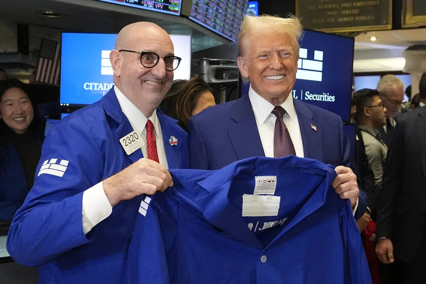 NYSE börsimaakler Peter Giacchi kinkimas USA ametisse astuvale presidendile Donald Trumpile isiklikku ametijakki 12. detsembril 2024.