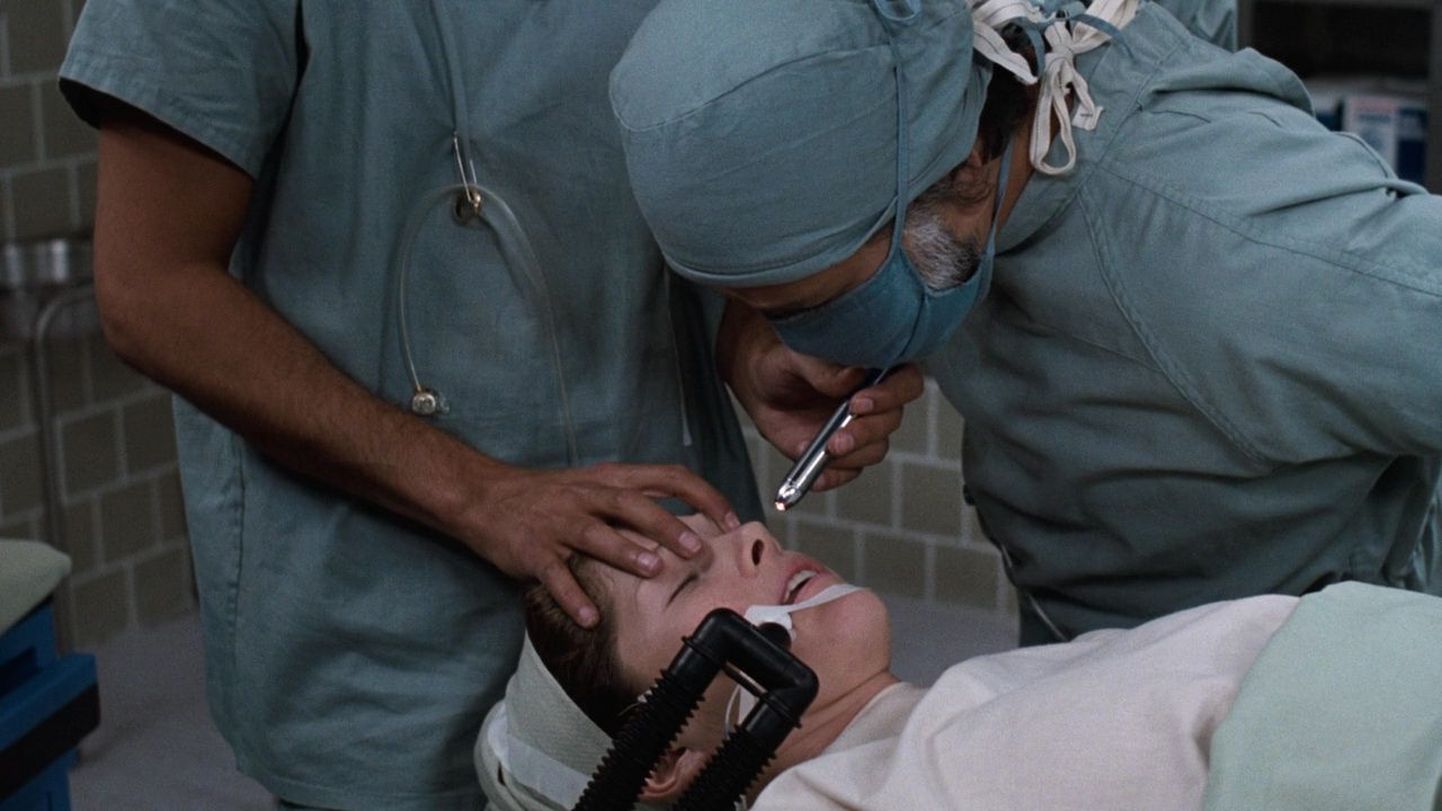 Американский фильм «Кома» был снят в 1978 году. В основе сюжета – серия  загадочных послеоперацонных осложнений, когда больные после наркоза впадали в кому.