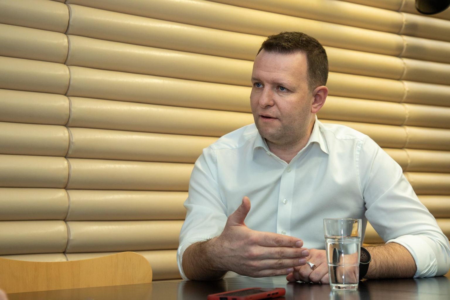 Sotsiaaldemokraatliku Erakonna esimehe, siseministri ning riigikogu valimistel sotsiaaldemokraatide Viljandi- ja Järvamaa esinumbri Lauri Läänemetsa sõnul tuleb riigil Putini-meelsete provokaatorite kõrval tegelda ka Eesti äärmuslaste ohjeldamisega.