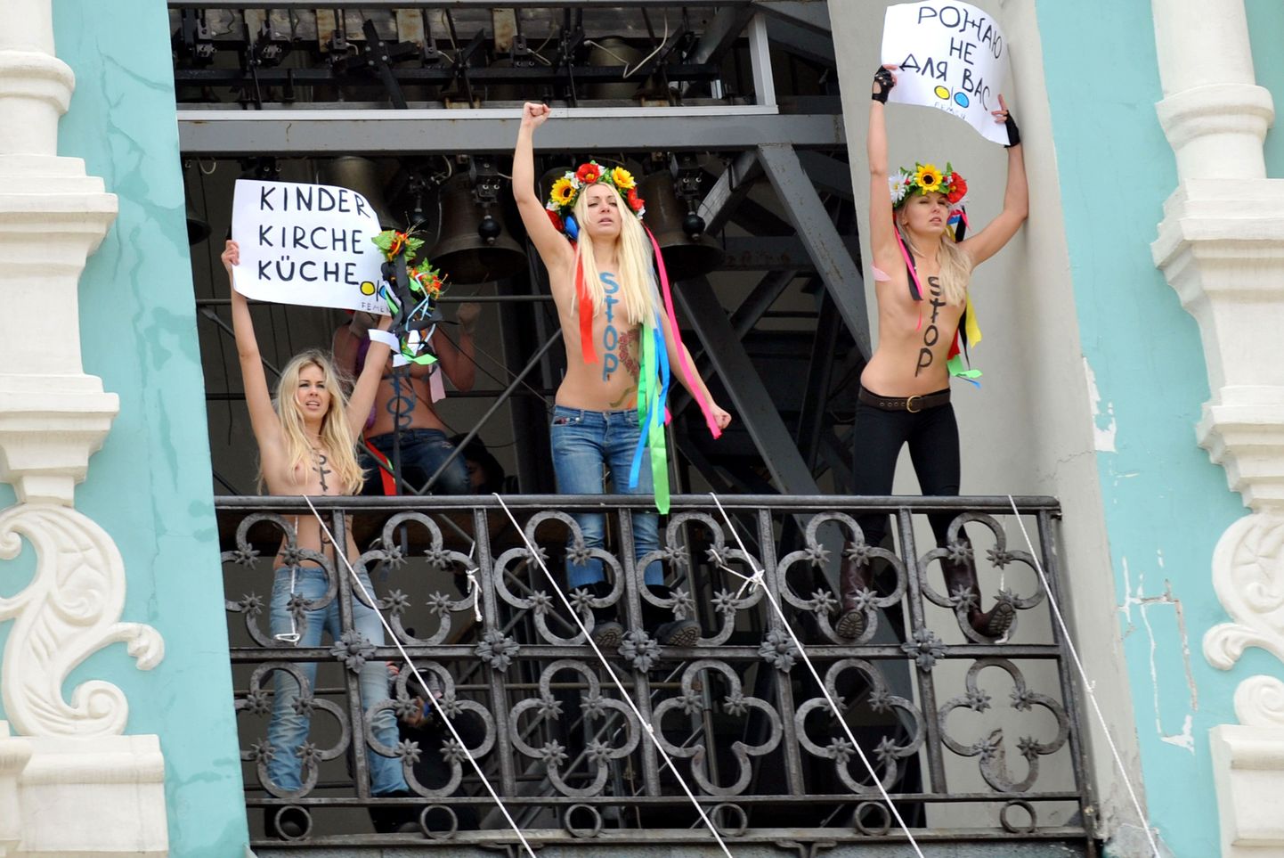 Femeni aktivistid Kiievi katedraali tornis 10. aprillil.