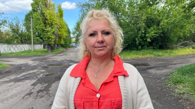 Светлана, переехавшая в Доброполье из Покровска, слышит раздающиеся взрывы на окраине города.