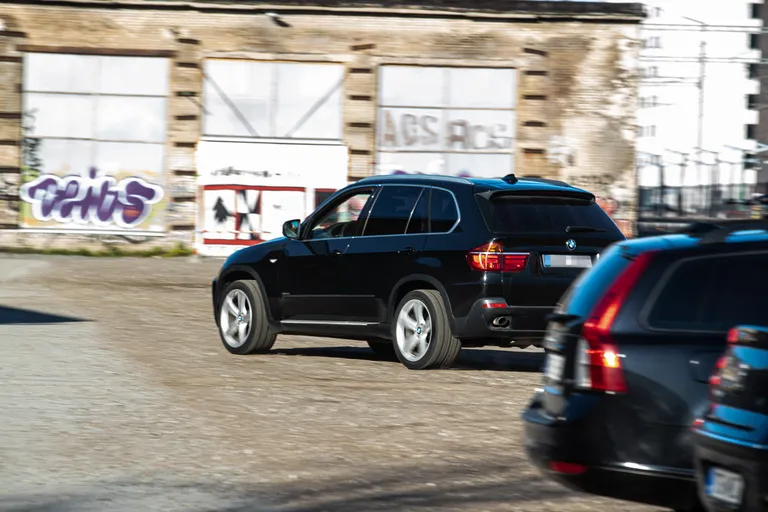Nublu BMW X5 roolis.