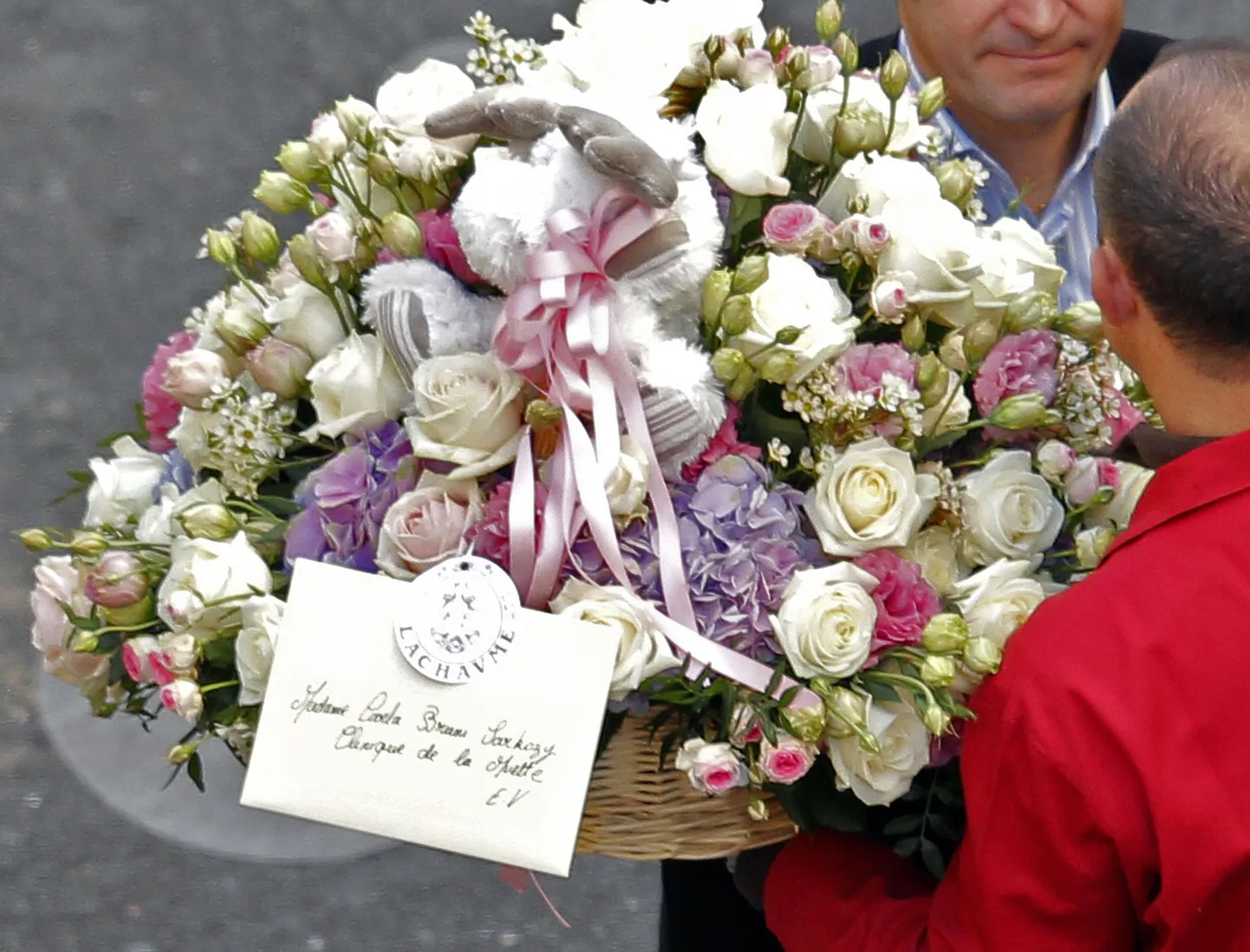 Lillekimp, mis saadeti tütre sünni puhul Pariisi La Muette'i kliinikusse Carla Bruni-Sarkozyle.
