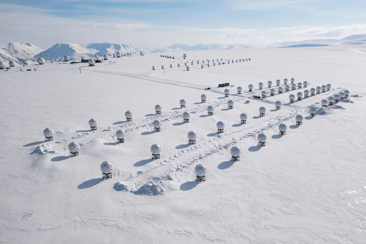 Õhuvõte telekommunikatsioonikuplitest KSAT, mis paiknevad Teravmägede pealinna Longyearbyeni lähistel.