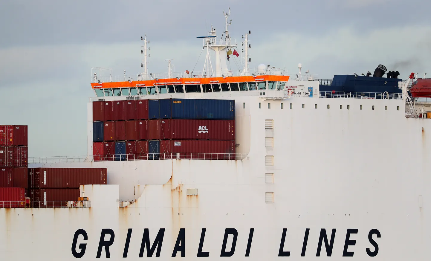 Suurbritannia politsei pidas Nigeeriast saabunud kaubalaeval kinni neli migranti, kes olid pildil oleval laeval.