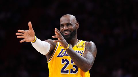 Kļūs par Porziņģa komandas biedru? NBA leģenda Lebrons atstās "Lakers"