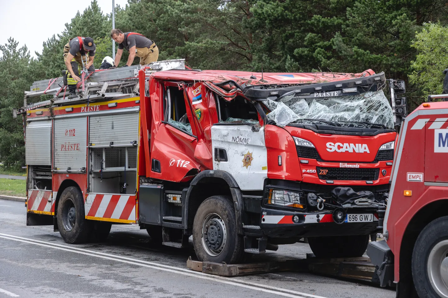 Tallinnas sõitis pühapäeva hommikul vesiliu tõttu teelt välja sündmuskohale rutanud päästeauto.