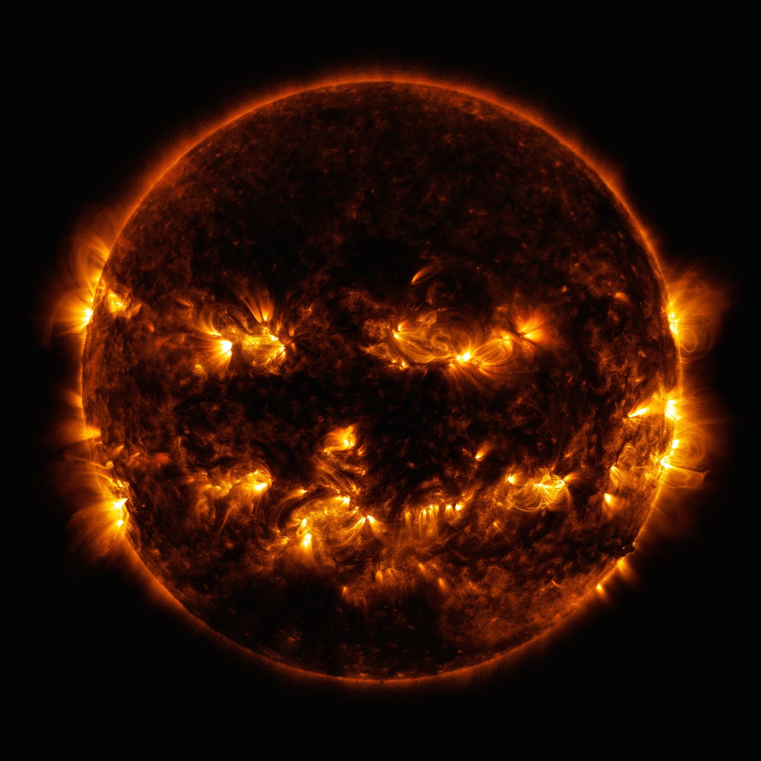 Päikese kurikaval nägu 8. oktoobril 2014. Heledamana paistavad aktiivsemad Päikese-piirkonnad, mis kiirgavad rohkem valgust ja energiat.