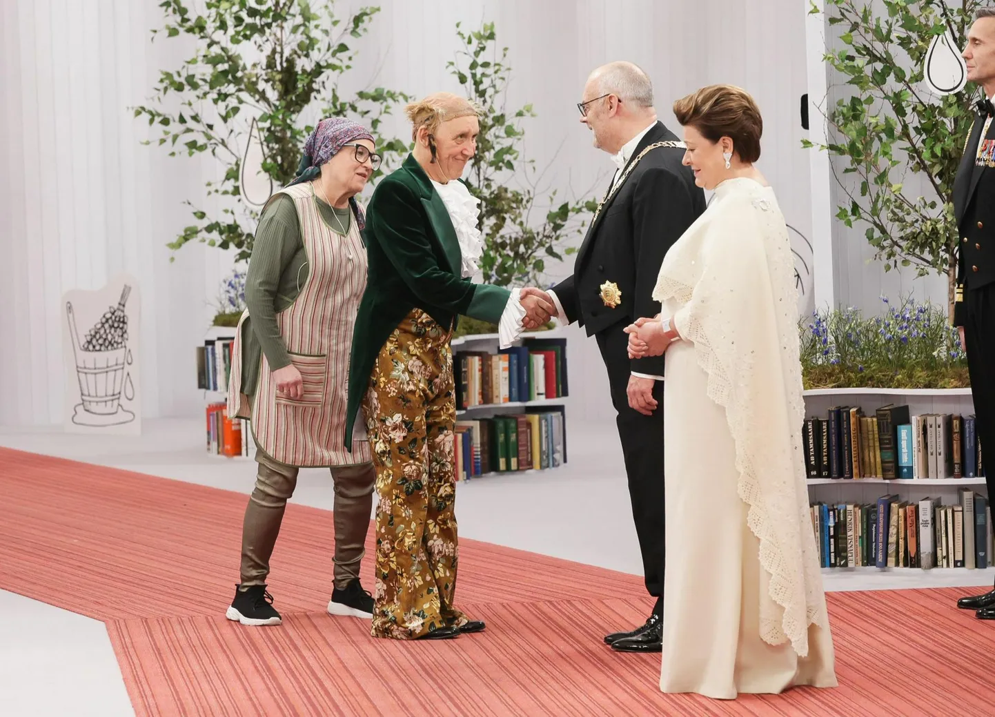 Kontsertetenduse lavastaja, Pantalone rollis vaatajate ette astunud Elmo Nüganen ei väljunud ka pärast etendust rollist. Etenduses tegi kaasa ka Elmo Nüganeni näitlejast abikaasa Anne Reemann.