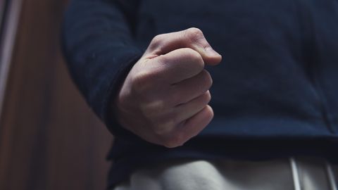 Slepkavībā apsūdzētu vīrieti tiesās par draudēšanu tiesnesei