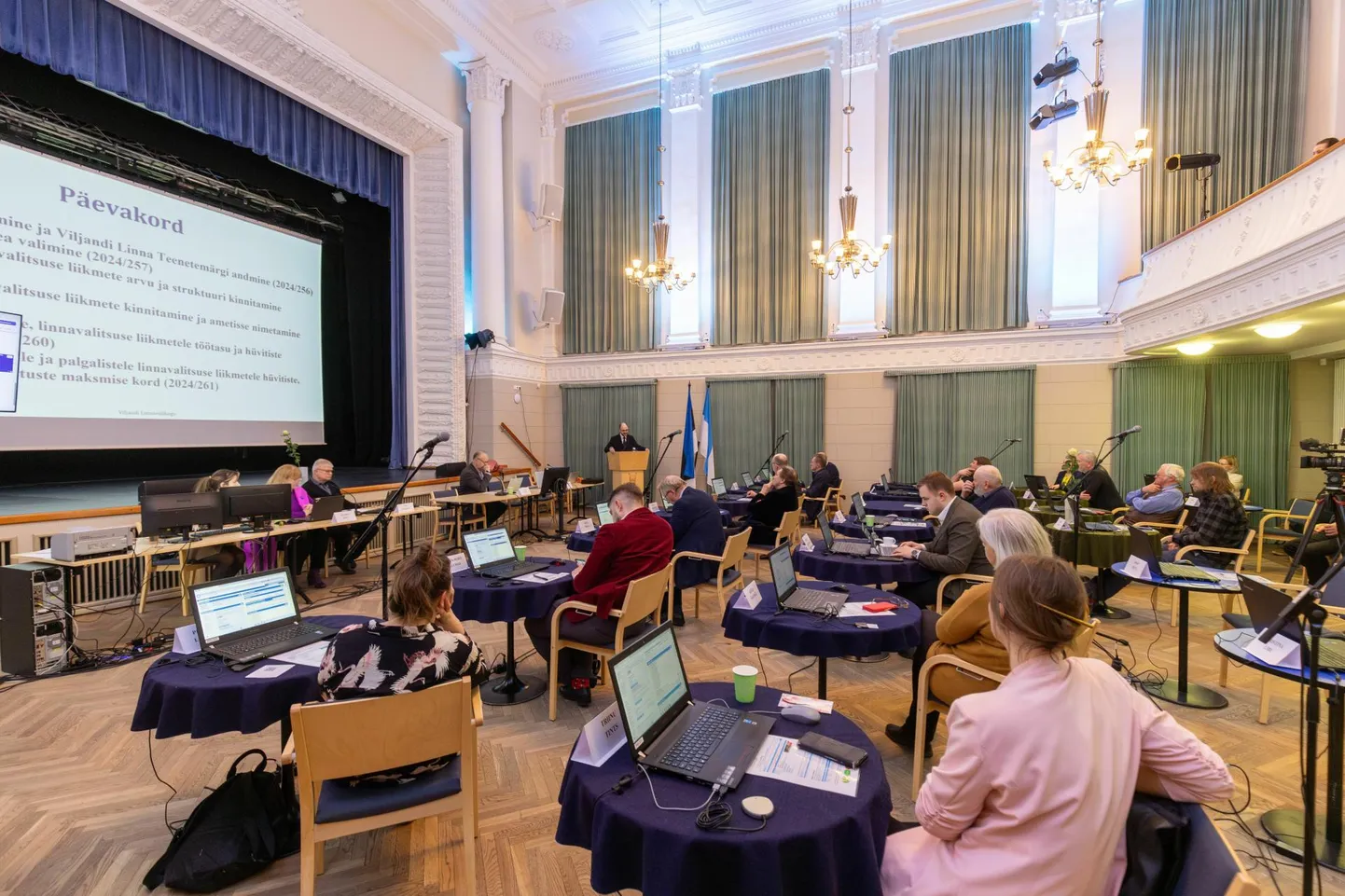 Viljandi linnavolikogu istungeid kantakse YouTube'i keskkonnas üle. Et nende vaatamist propageerida, on baar Maal otsustanud korraldada ühisvaatamise.