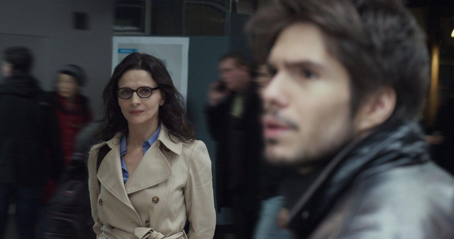 Juliette Binoche ja François Civil filmis «Valekonto». Armastajad on teineteisele nii lähedal, kuid ei kohtu.