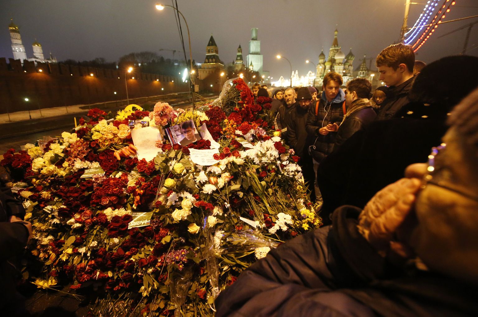 Inimesed asetamas Boriss Nemtsovi mõrvapaigale lilli ja küünlaid.