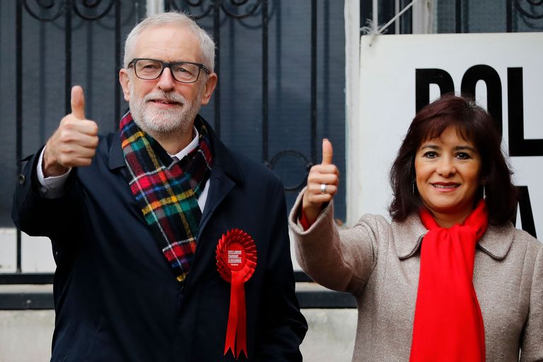Tööpartei liider Jeremy Corbyn abikaasa Laura Alvareziga Põhja-Londoni valimisjaoskonna juures.