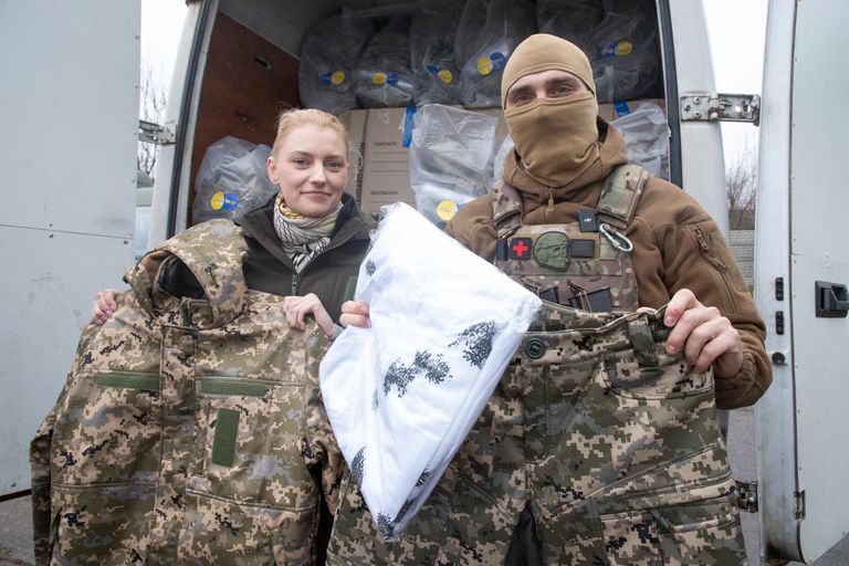 Slava Ukraini ja Postimehe ühiskampaania «Kangelased lumes» raames anti Donetski oblastis Ukraina sõduritele üle talvevormide komplektid.