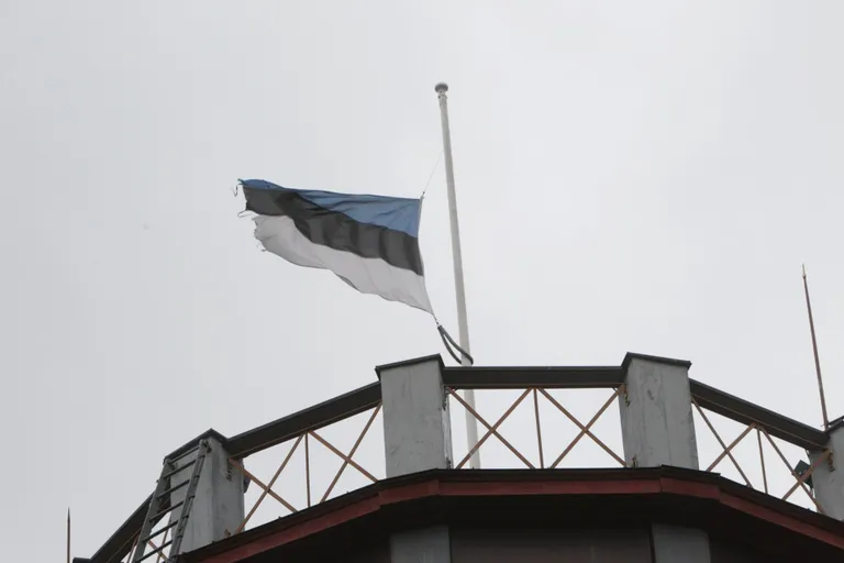 Tuul sasimas Tartu tähetorni otsas asuvat lippu.