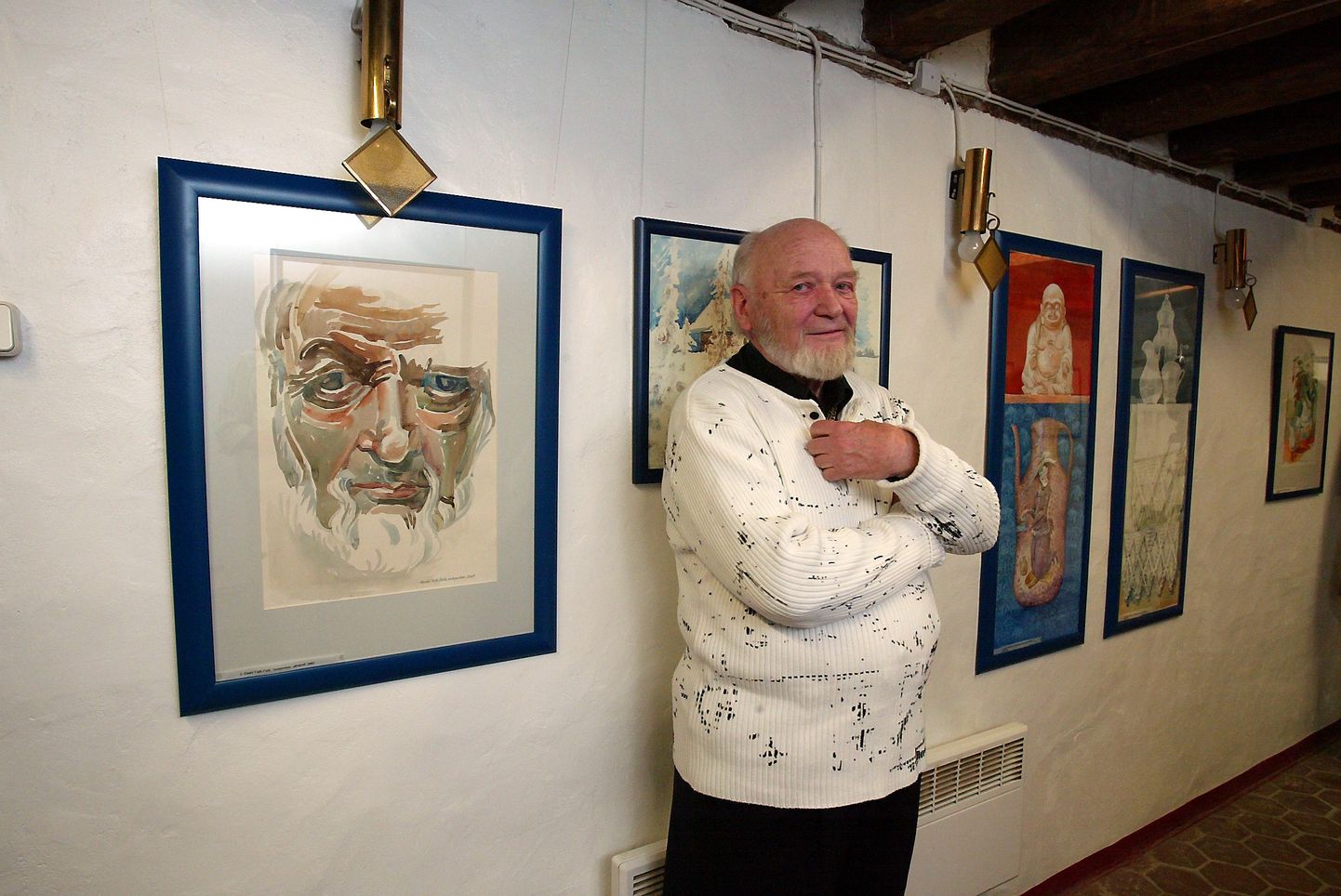 Endel Valk-Falk oma näituse avamisel 31. augustil 2007, kõrval tema autoportree.