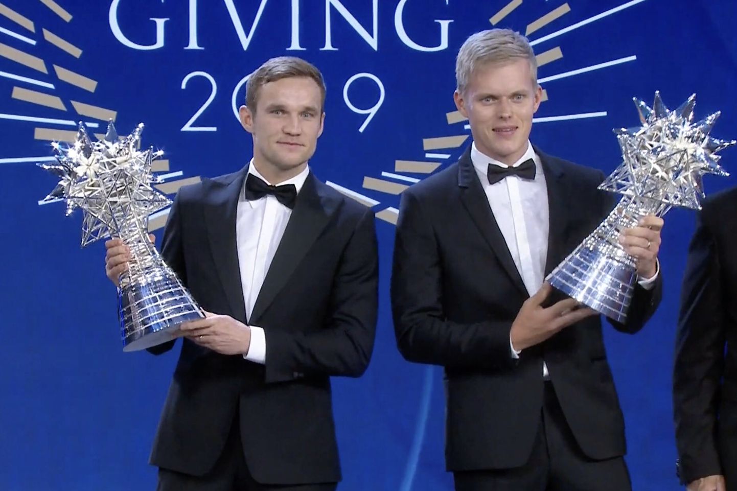 Ott Tänak ja Martin Järveoja võidutrofeed presenteerimas.