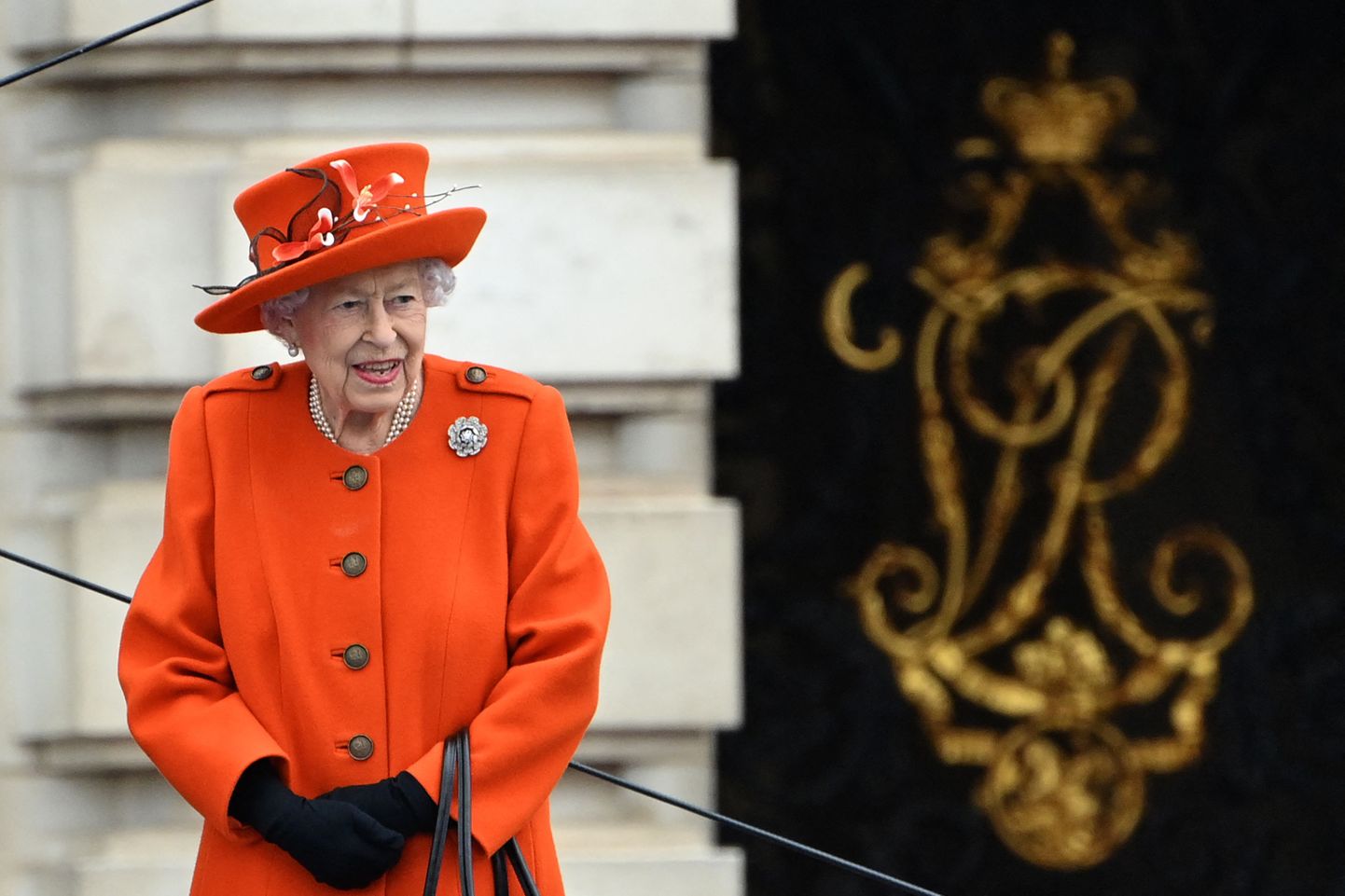 Kuninganna Elizabeth II seismas koduse Buckinghami palee eesõues.