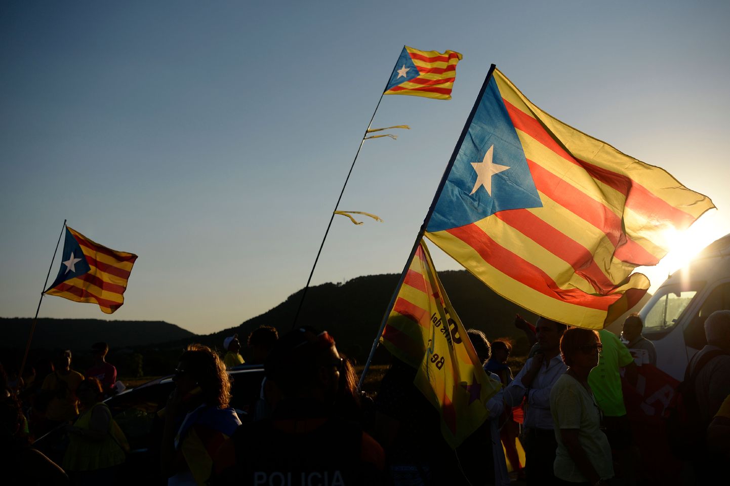 Hispaania autonoomse piirkonna Kataloonia  meeleavaldajad iseseisvusmeelseid lippe Esteladasid lehvitamas.