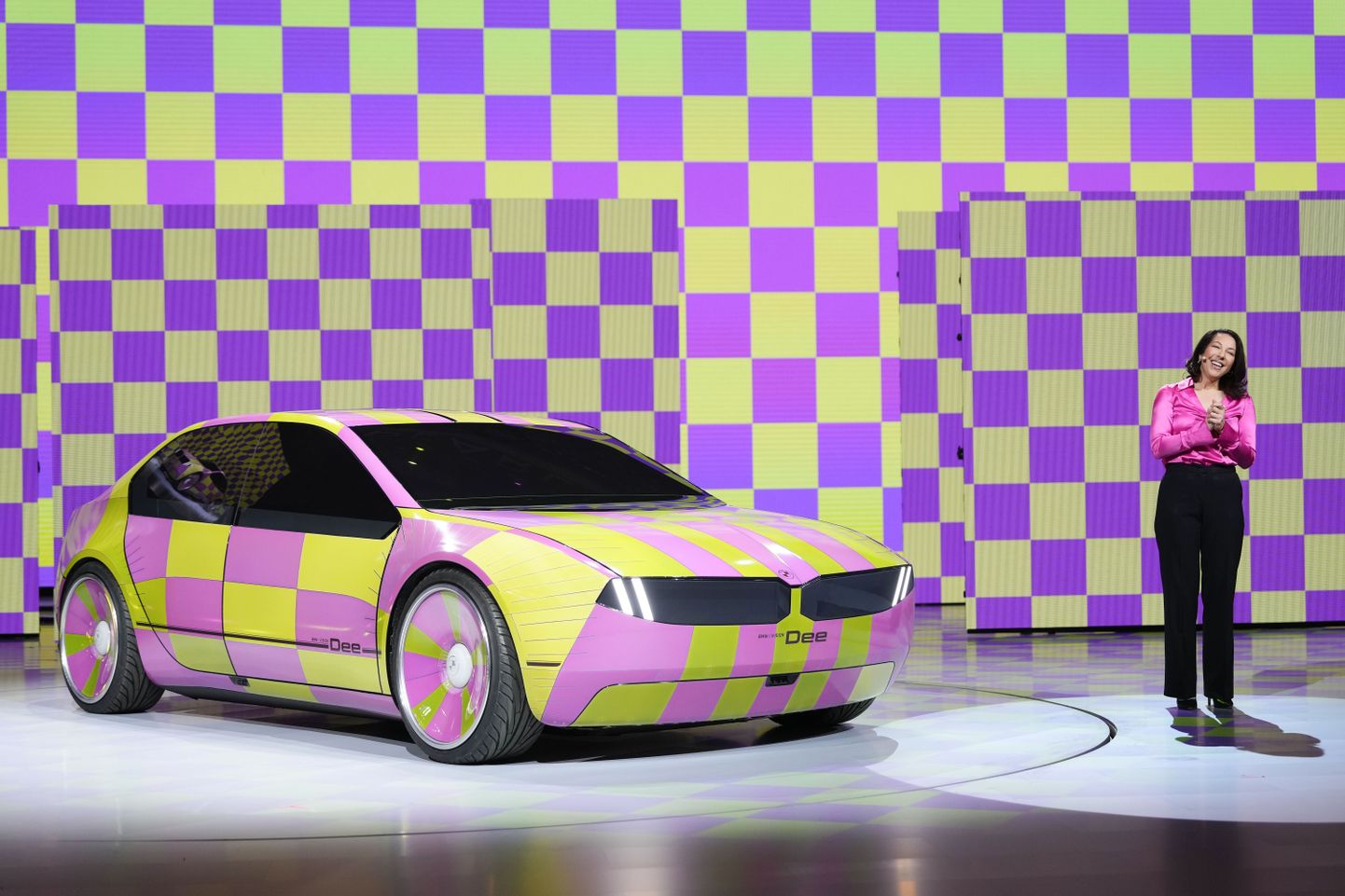 Stella Clarke esitlemas 4. jaanuaril 2023 Las Vegases BMW värvivahetavat ideeautot.