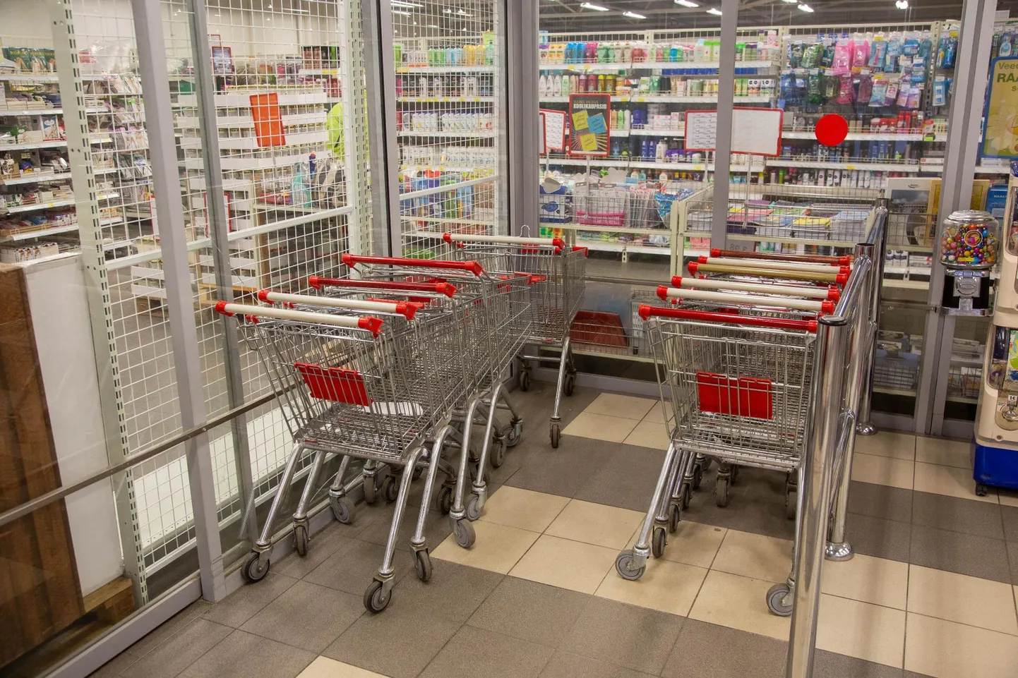 Alates 1. juunist peab alkohol kauplustes silma alt ära olema.