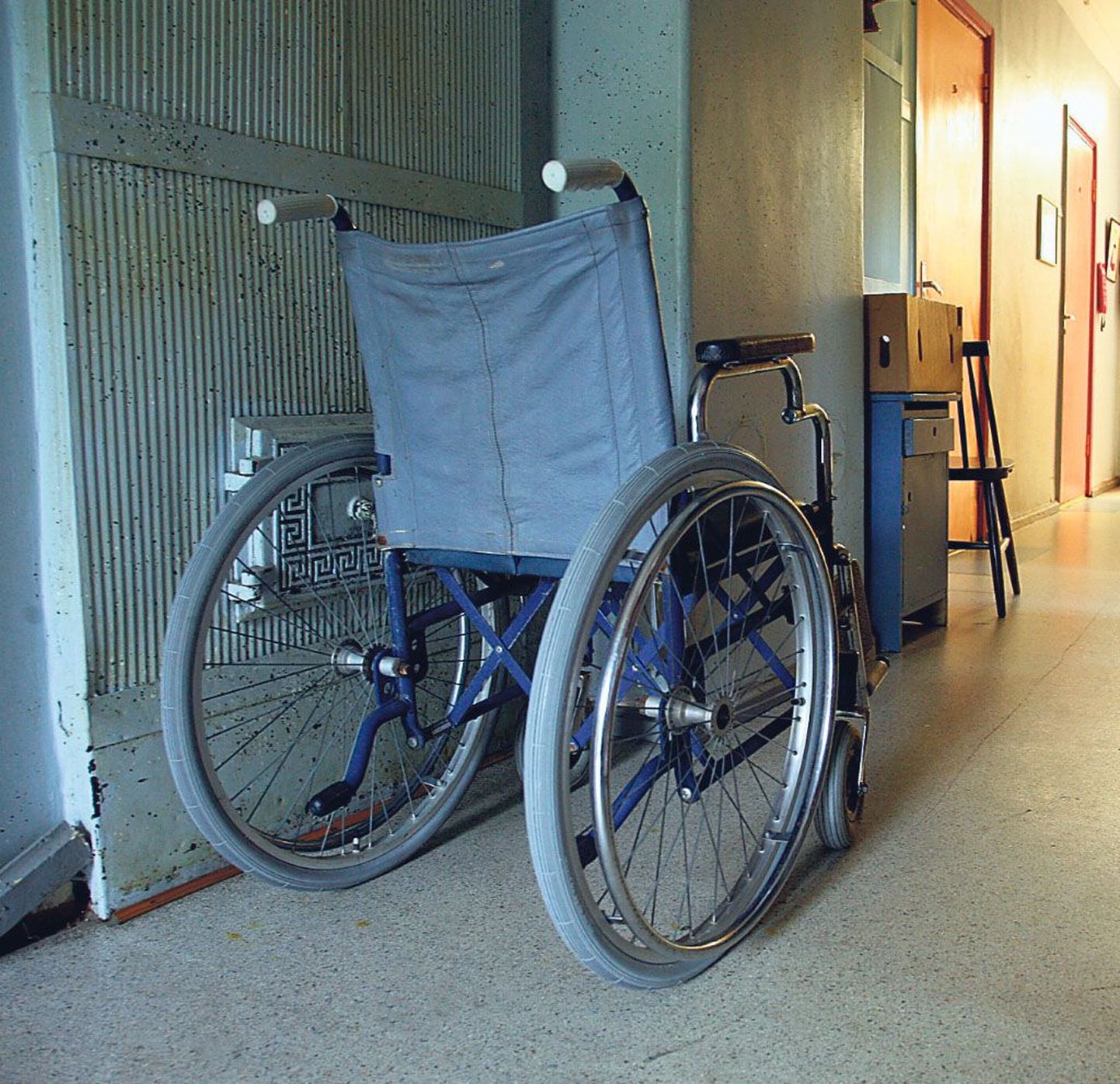 Tammiste hooldekodu “Rooma” maja kitsas koridoris kõva koslepi saanud vanadaam loodab niipalju kosuda, et ei peaks veel jäänud elupäevi ratastoolis õhtusse saatma.