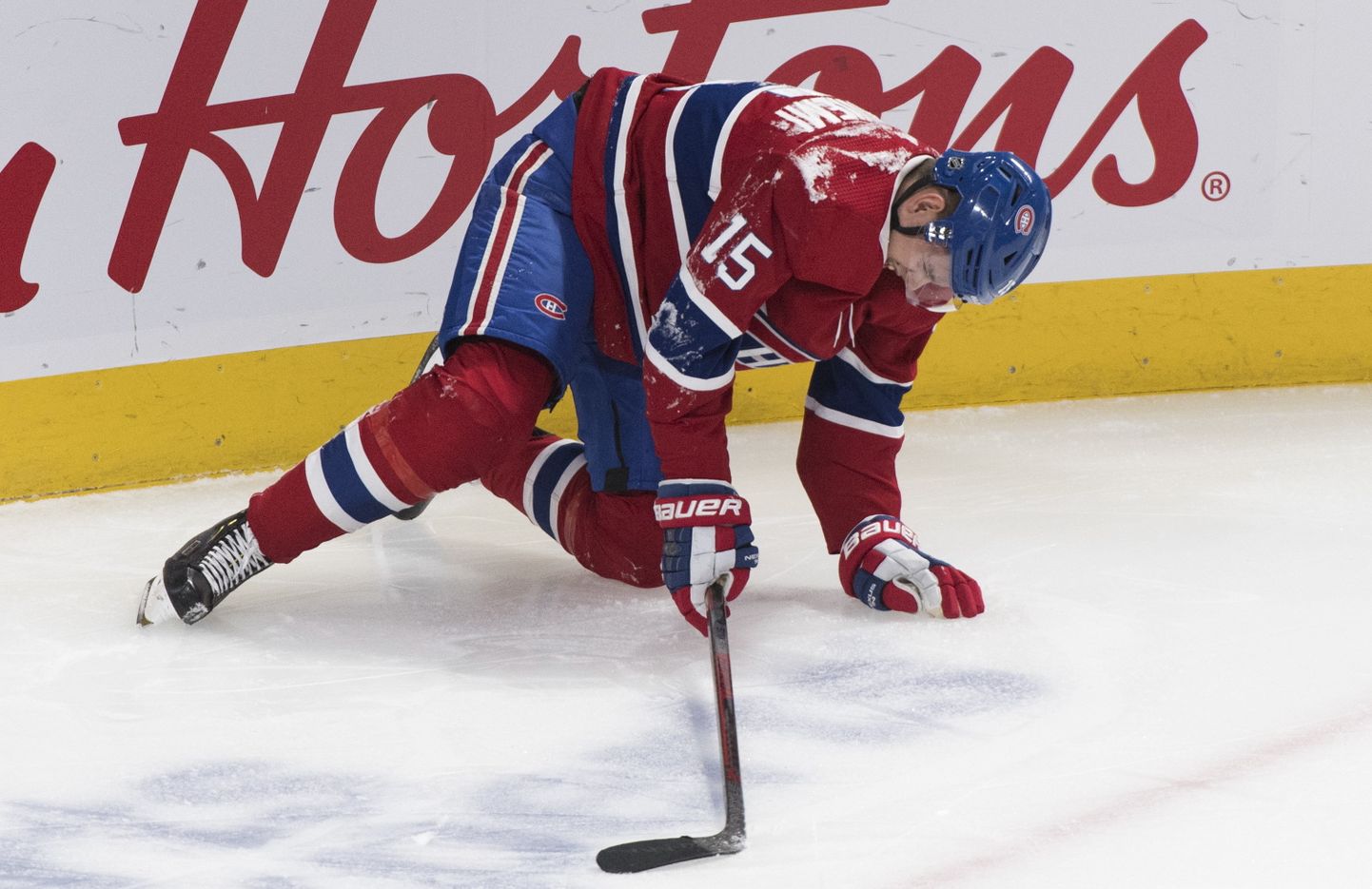 Montreali Canadiensi hokimees Jesperi Kotkaniemi püüdis pärast venelase Zadorovi tapvat taklamist küll ise püsti saada, kuid edutult.