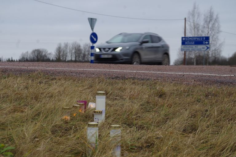 Õnnetuspaigale Võru-Valga maantee ja Sõmerpalu-Rõuge tee ristmikul toodi neljapäeval küünlaid.