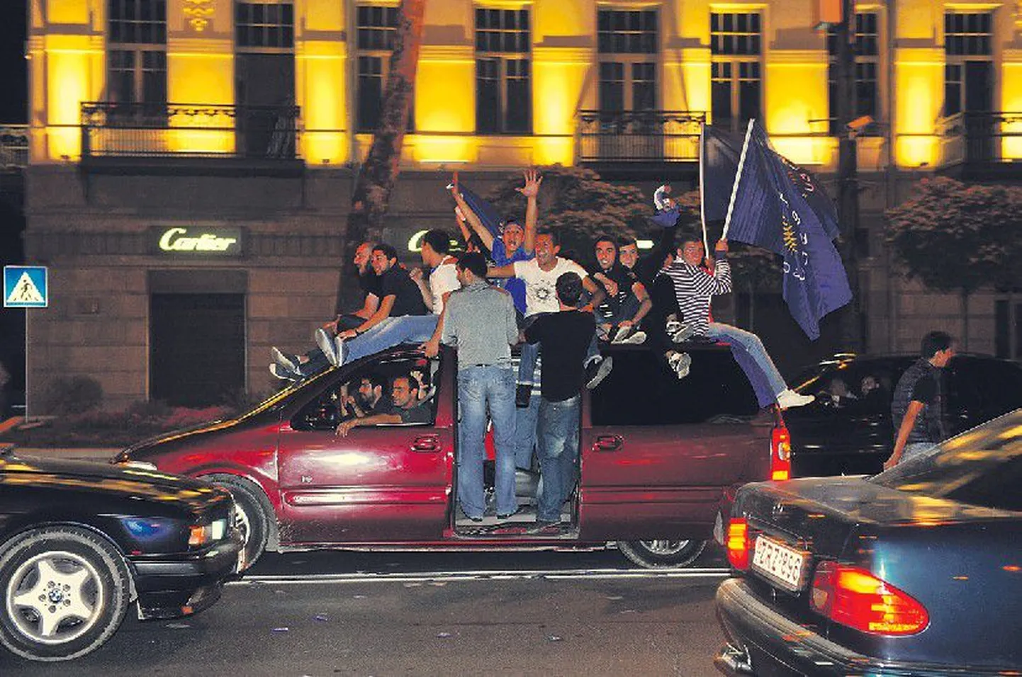 После того как в понедельник вечером стало известно о победе на парламентских выборах в Грузии оппозиционной партии «Грузинская мечта», ликующие сторонники оппозиции вышли на улицы Тбилиси праздновать победу.