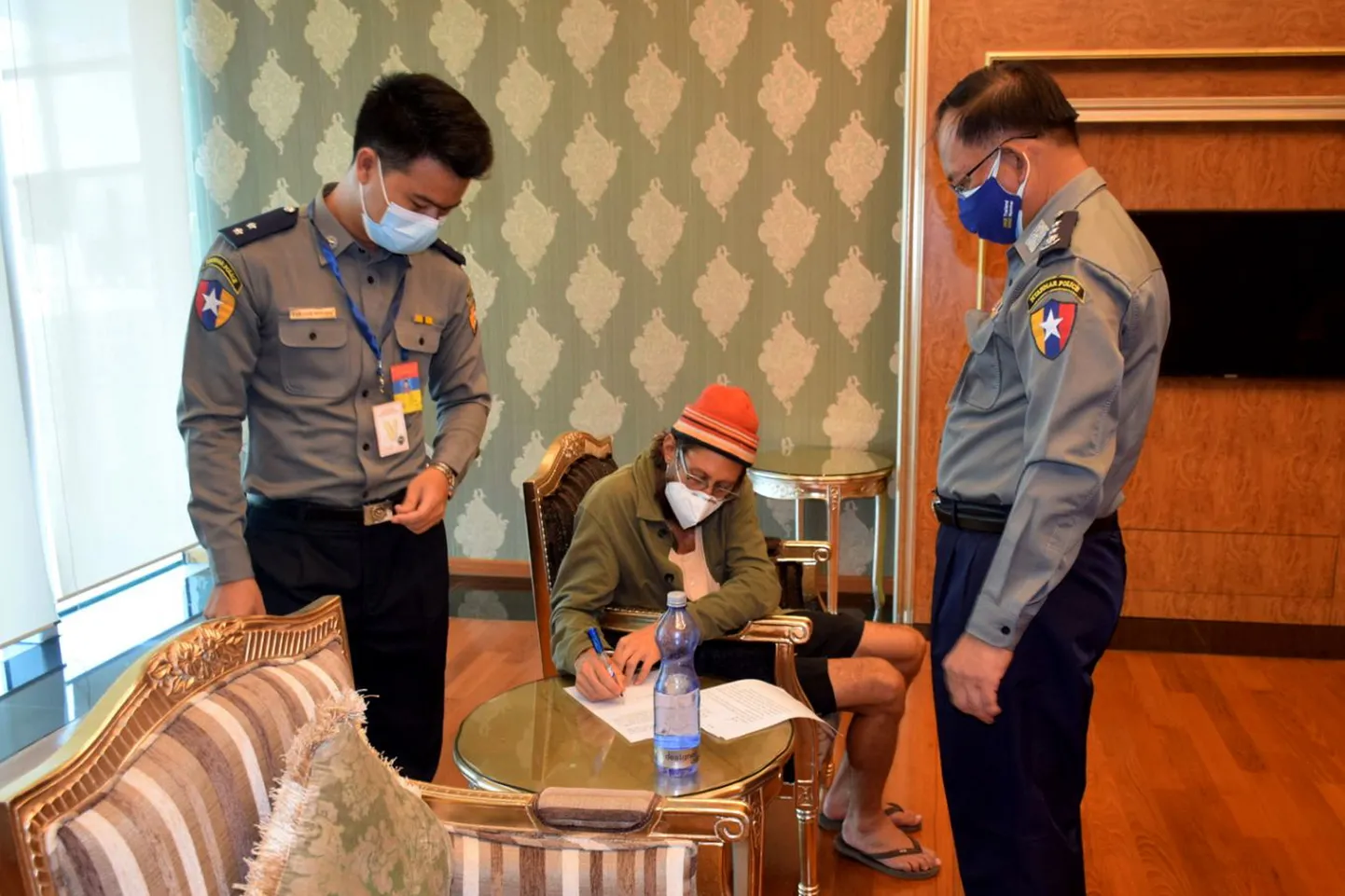 USA ajakirjanik Danny Fenster allkirjastamas dokumente pärast vabastamist Myanmaris, kus ta mõisteti 11 aastaks vangi.