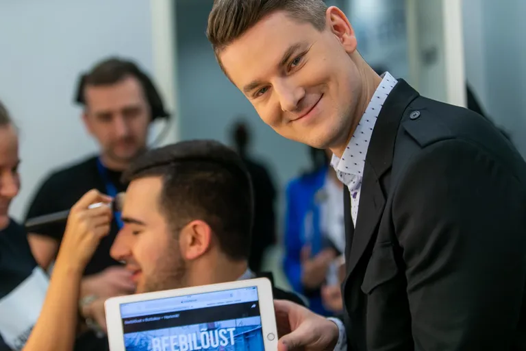 Jüri Butšakov on kaaslaste sõnul oma arvamuse ja terava sõnaga isalõvi, kes alati tiimi eest väljas. Vanameister Tõnu Aava sõnul on Jüri üks vähestest, kes tõesti telemaailma jaoks loodud.