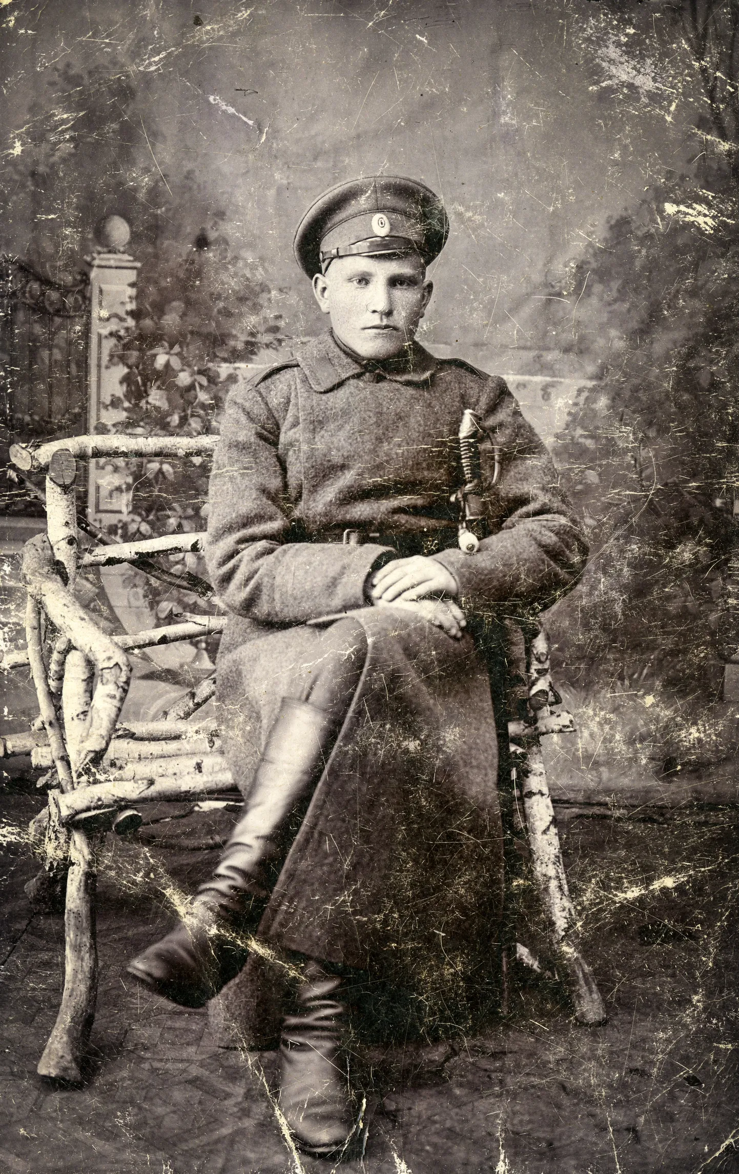GUSTAV JÕGI (1895–1919), alamleitnant, Kärlalt pärit Kärla valla Kaitseliidu ülem, kes liitus mässulistega. Kuressaaret piiranud mässuliste Kellamäe grupeeringu komandör. Lasti maha sõjakohtu otsusel 1919. aasta 28. veebruaril.
SA Saaremaa Muuseum
