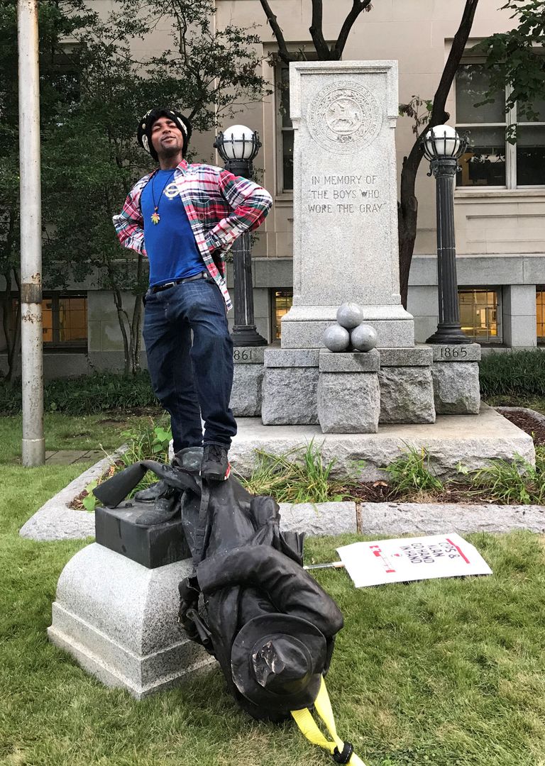 Põhja-Carolinas Durhamis lõhkusid paremäärmuslaste vastased protestijad konföderatsiooni sõduri mälestusmärgi
