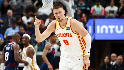 VIDEO ⟩ Porziņģim produktīvs sniegums, "Hawks" uzvar Losandželosā par spīti Hārdena meistarklasei