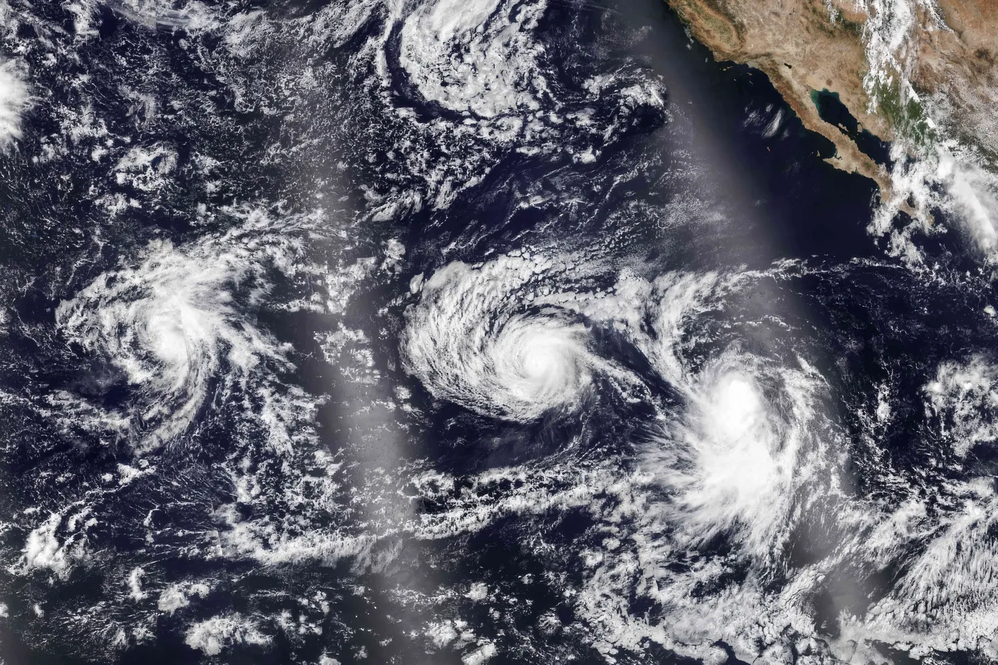 NASA Maa vaatluskeskuse satelliidi foto näitab kolme orkaani Vaikse ookeani basseini põhjaosas. Foto on illustreeriv ja tehtud 27. augustil.