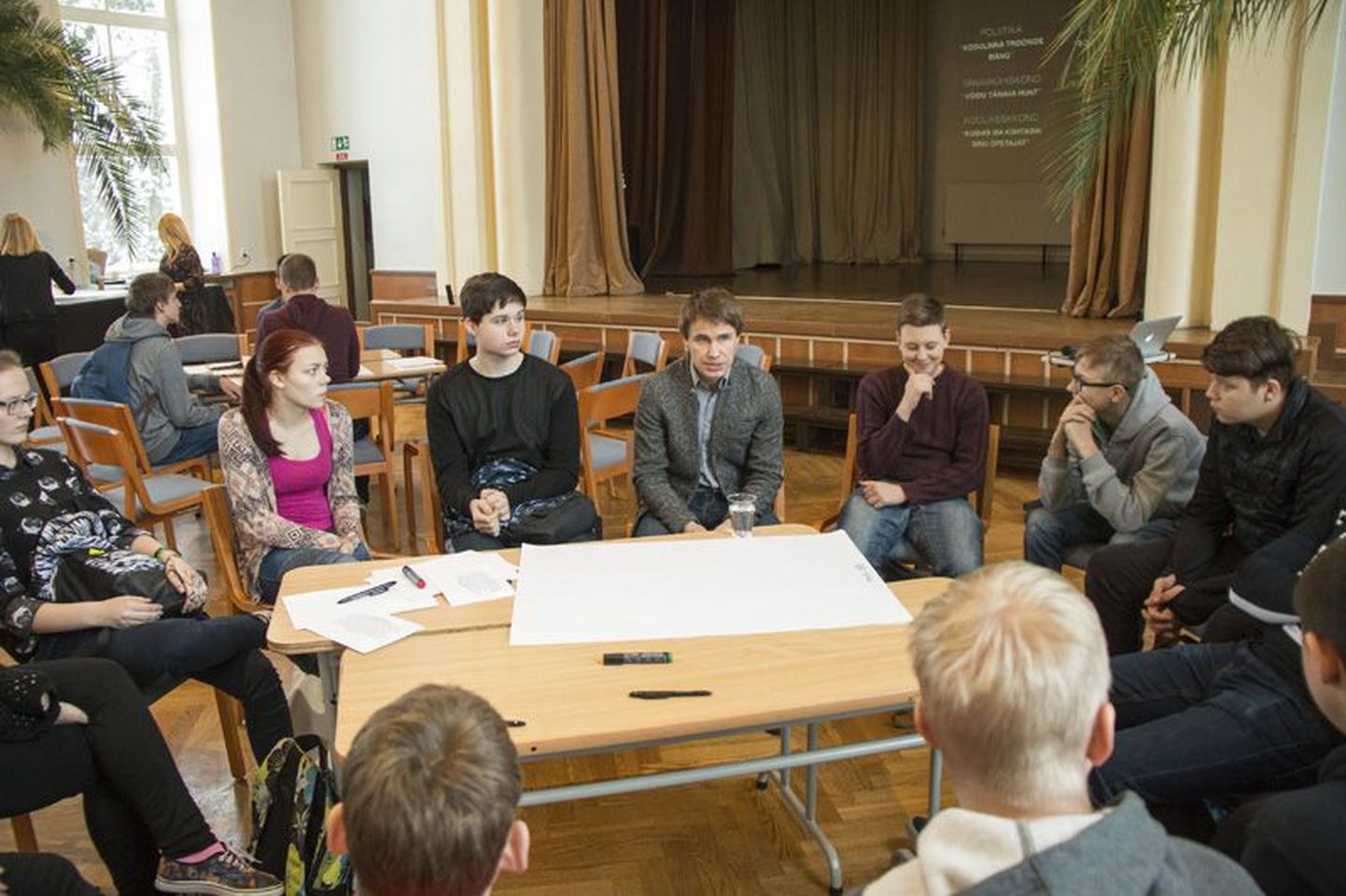 Rakvere linnavolikogu liige Rannar Vassiljev arutles õpilastega koolikeskkonna teemal.