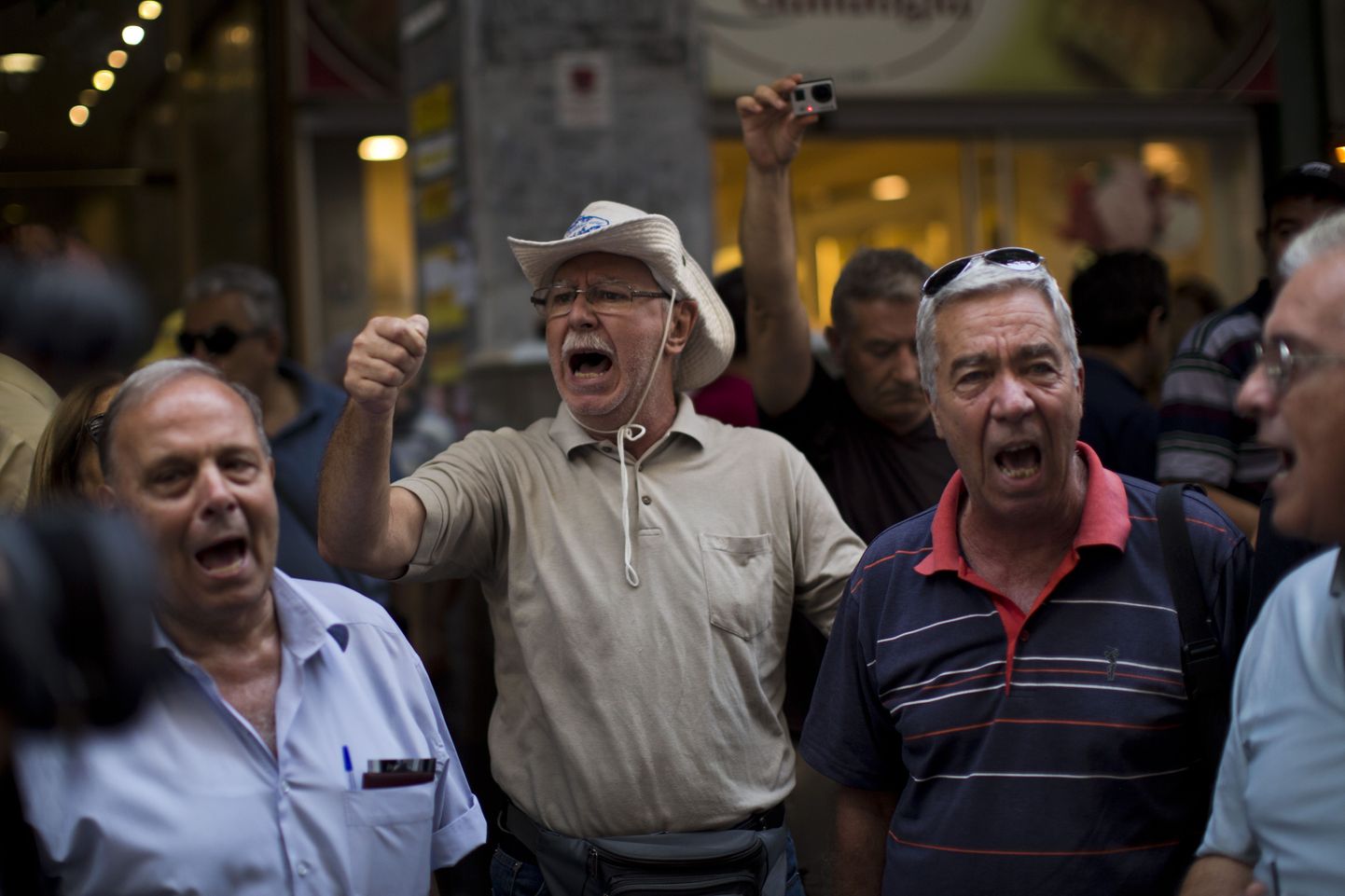 Kreeka pensionärid protesteerivad rahandusministeeriumi ees.