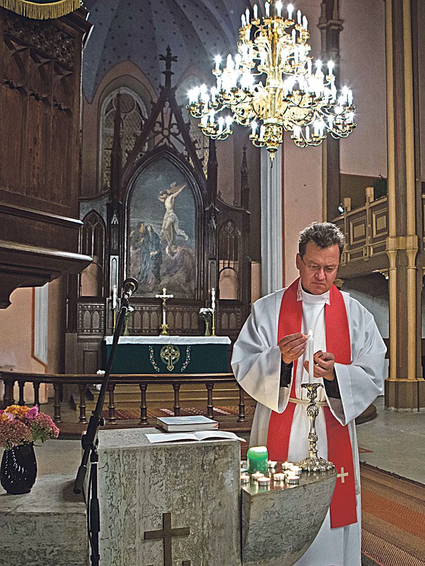 Viljandi Pauluse kirikus peeti eile kõigile koolitulistamisest puudutatutele mõeldud rahupalvus.