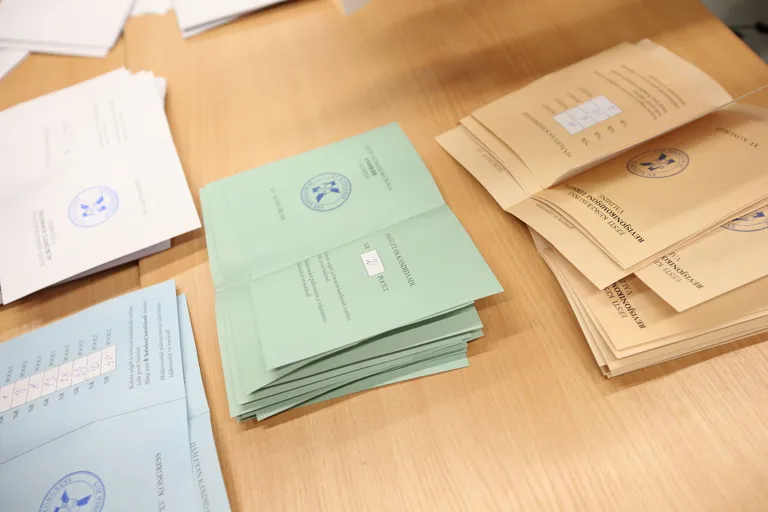 Rohelised sedelid olid mõeldud esimehe valimiseks, nr 1 tähistas Savisaart, nr 2 Simsonit.