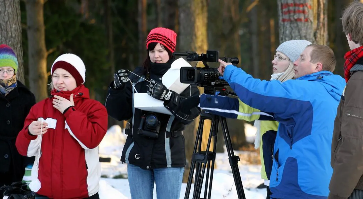 Mullu talvel filmisid Viljandi kultuuriakadeemia tudengid operaator Veiko Taluste juhendamisel Viljandi Metsakalmistul helkuri kandmist propageerivat reklaamklippi.