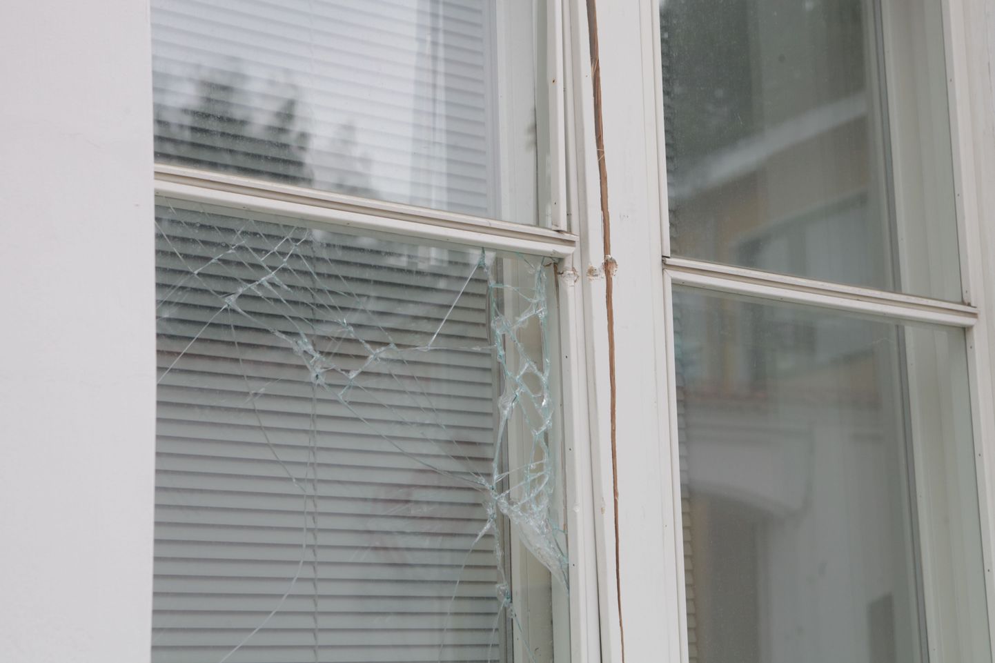 Mees purustas telliskiviga kapo Tartu kontori akna.