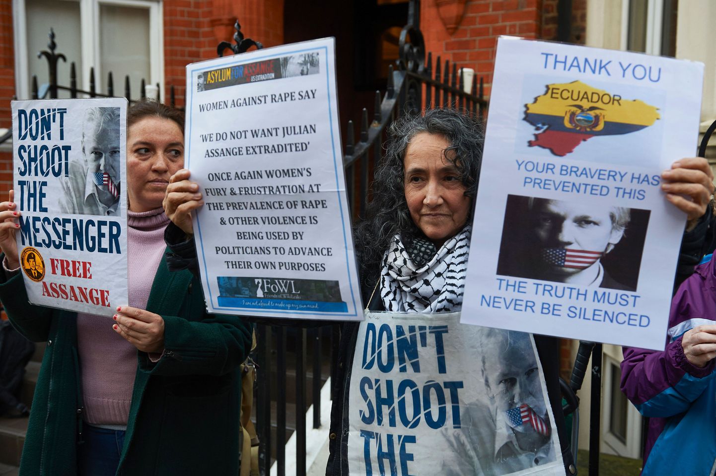 Wikileaksi asutaja Julian Assange´i toetajad eile Ecuadori Londoni saatkonna juures.