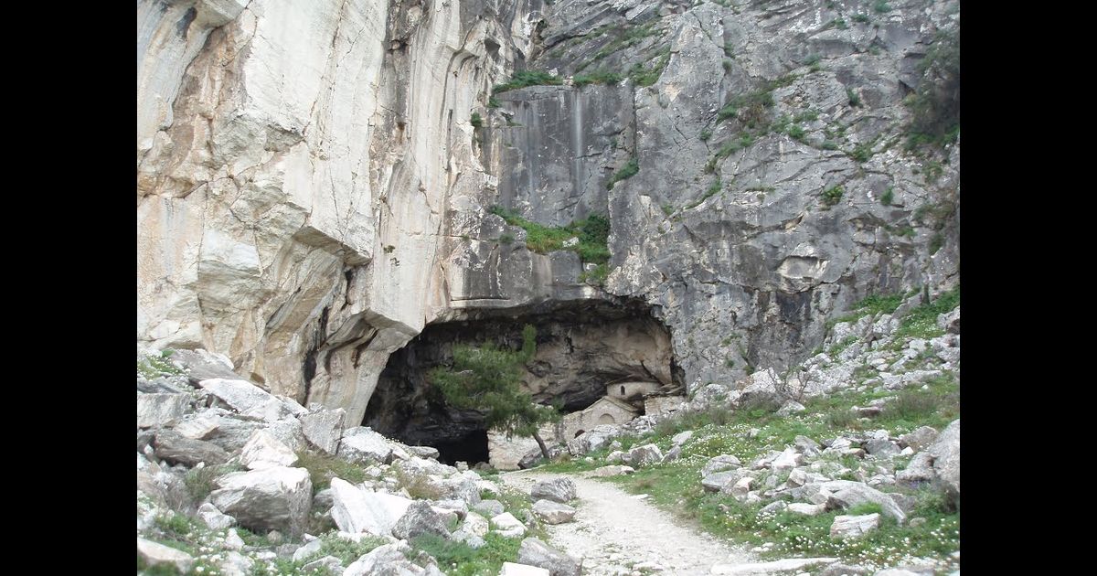 ateena-l-hedal-asub-koobas-kus-vesi-eirab-gravitatsiooni-ja