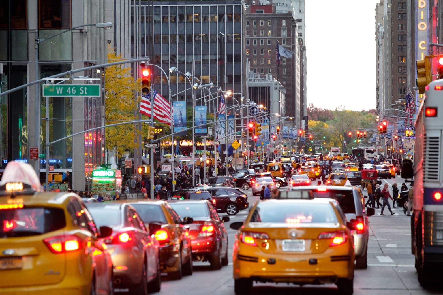 25.10.2015, New York City, New York, USA - Strong traffic on 5th Avenue in Manhattan. 00P151025D205CAROE.JPG - NOT for SALE in G E R M A N Y, A U S T R I A, S W I T Z E R L A N D [MODEL RELEASE: NO, PROPERTY RELEASE: NO, (c) caro photo agency / Muhs, http://www.caro-images.com, info@carofoto.pl - Any use of this picture is subject to royalty!]