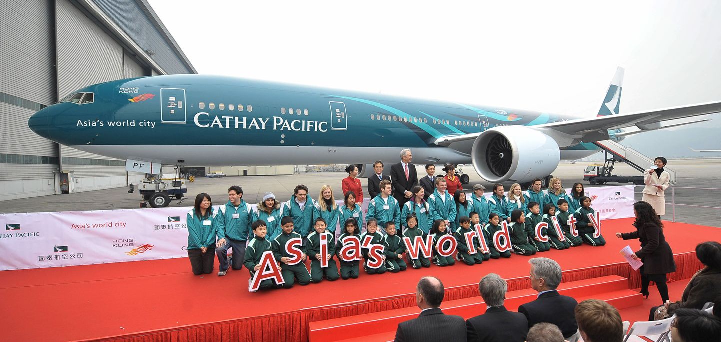 Cathay Pacific'i töötajad poseerisid 1. veebruaril uue Boeing 777-300ER ees Hong Kongis. See oli kuues kolmekümnest sama tüüpi lennukist, mis firma kuni aastani 2012 tellinud on.
