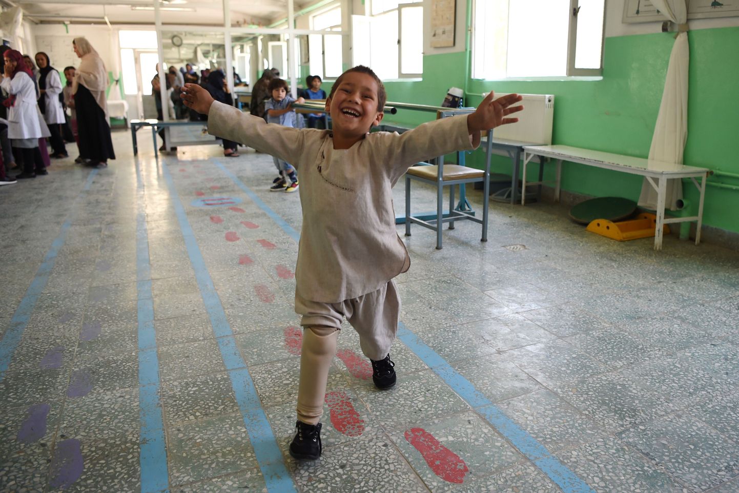 Viieaastane Ahmad Sayed Rahman kaotas jala olles vaid kaheksa kuu vanune. Täna tunneb ta suurt rõõmu jalaproteesist, mis võimaldab tal hoogsal sammul tantsu vihtuda.