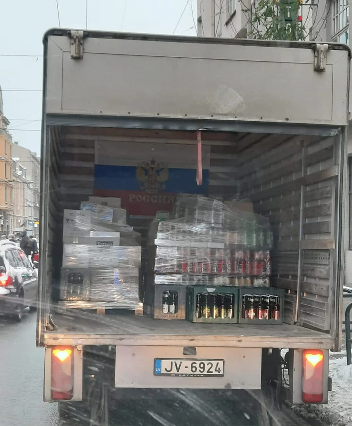 Грузовой автомобиль в Риге с российским флагом в кузове