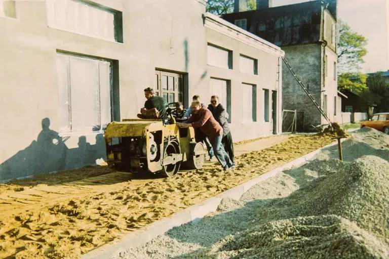 Ly poe ehitustöödeL panid 1996. aastal käed külge ka ettevõtte juhtkonda kuulunud mehed.